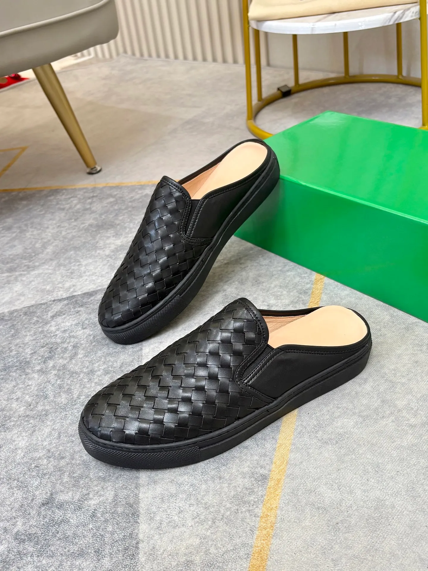 P380 BV men's casual half-drag👞. Handsome and versatile low-top shoes, woven cowhide upper, pigskin lining for the feet, 🌺🌺perfect shoe last, 🌲🌲 fashionable and handsome, comfortable on the feet, 🚗🚗wear-resistant and non-slip rubber outsole. Code number: 38-44. 45 is custom-made and cannot be returned or exchanged